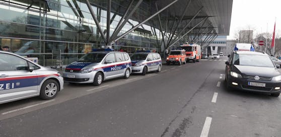 Am Linzer Bahnhof war neben der echten Polizei, auch ein "Kollege" unterwegs.