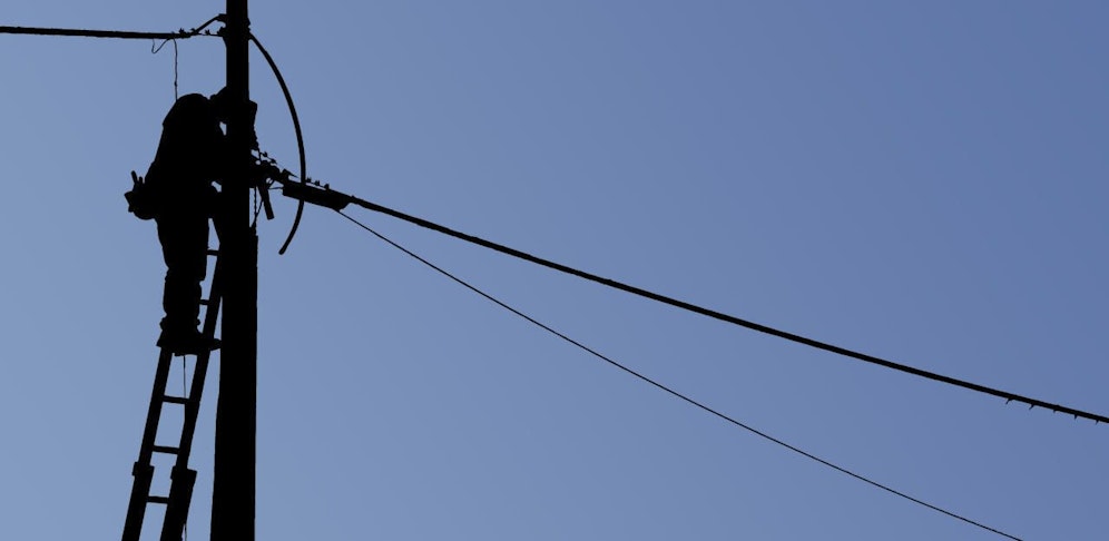 Der Elektriker war ganz oben auf der Leiter als der Mast brach.