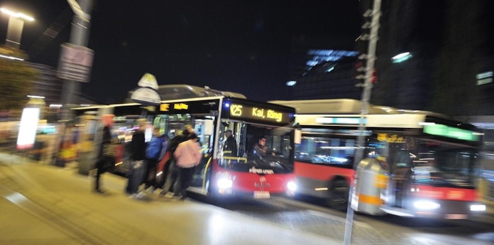 Autobus der Linie N25 im Bereich Schwedenplatz.