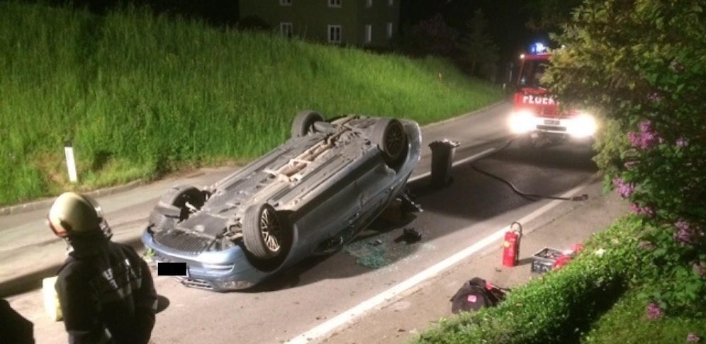 Der Lenker war durch das Lesen von Handynachrichten abgelenkt und kam von der Fahrbahn ab.