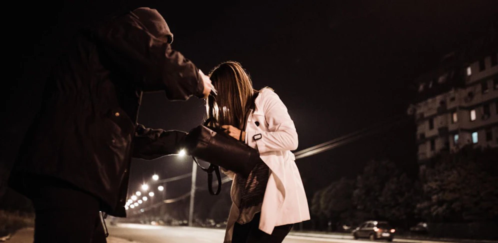 Handtaschenraub in der Nacht. Symbolfoto