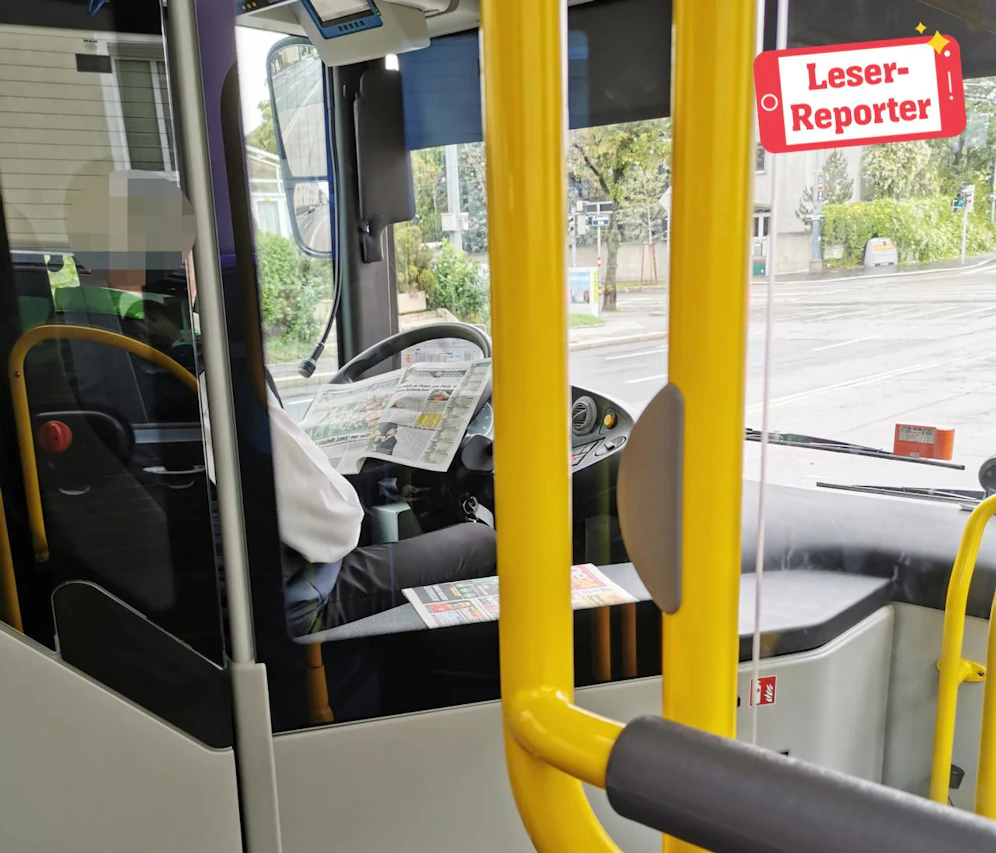 Der Busfahrer genoss seine freie Minute mit der "Heute".