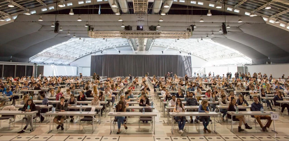 Im Vorjahr hatten sich für den Aufnahmetest 806 Personen angemeldet, deswegen musste die Prüfung im Linzer DesignCenter stattfinden.