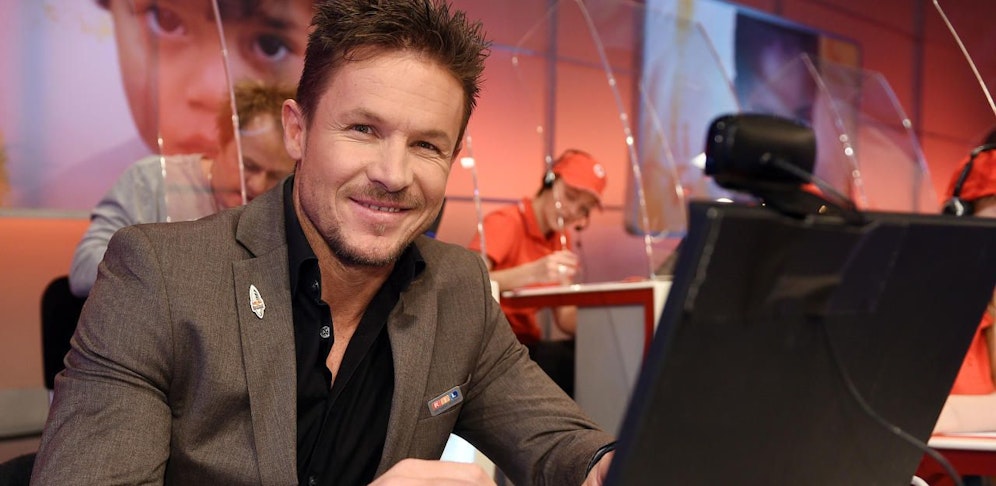Der Pilot Felix Baumgartner springt Schauspielerin Nina Proll zur Seite.