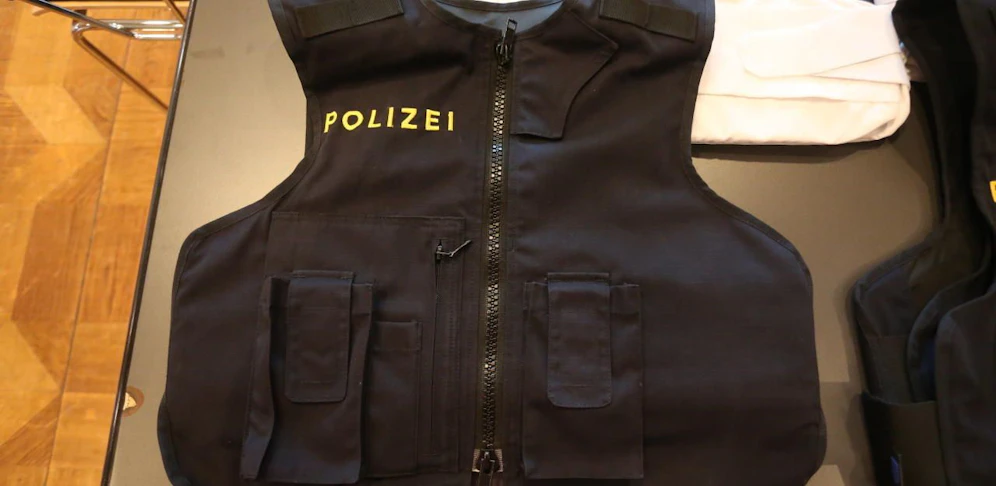 Erst Mitte 2018 wurden Tausende Gilets mit Stichschutz an Polizisten ausgegeben.