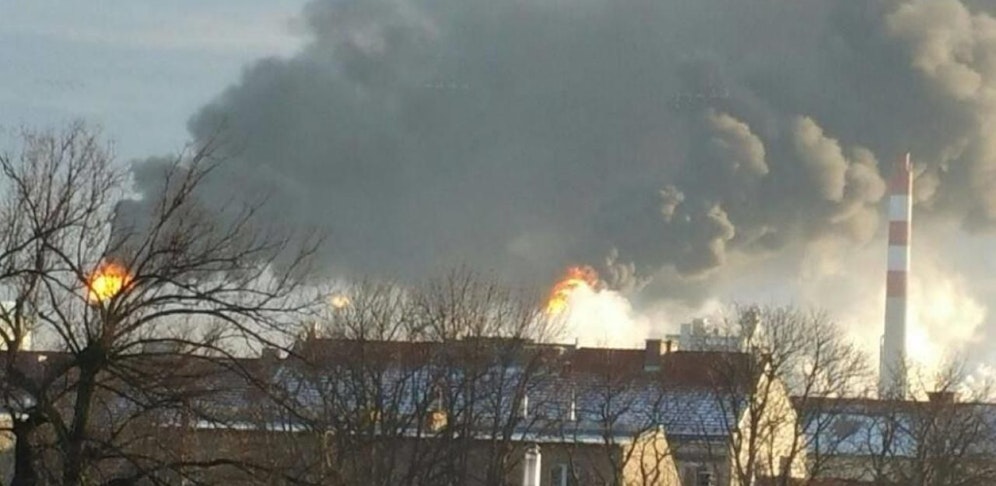 Das Feuer der Raffinerie spiegelte sich in einem Auto wieder.