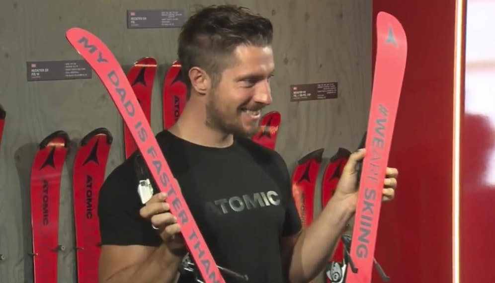 Marcel Hirscher bekam von Ausrüster Atomic nach der Geburt seines Buben ein kleines Paar Ski geschenkt.