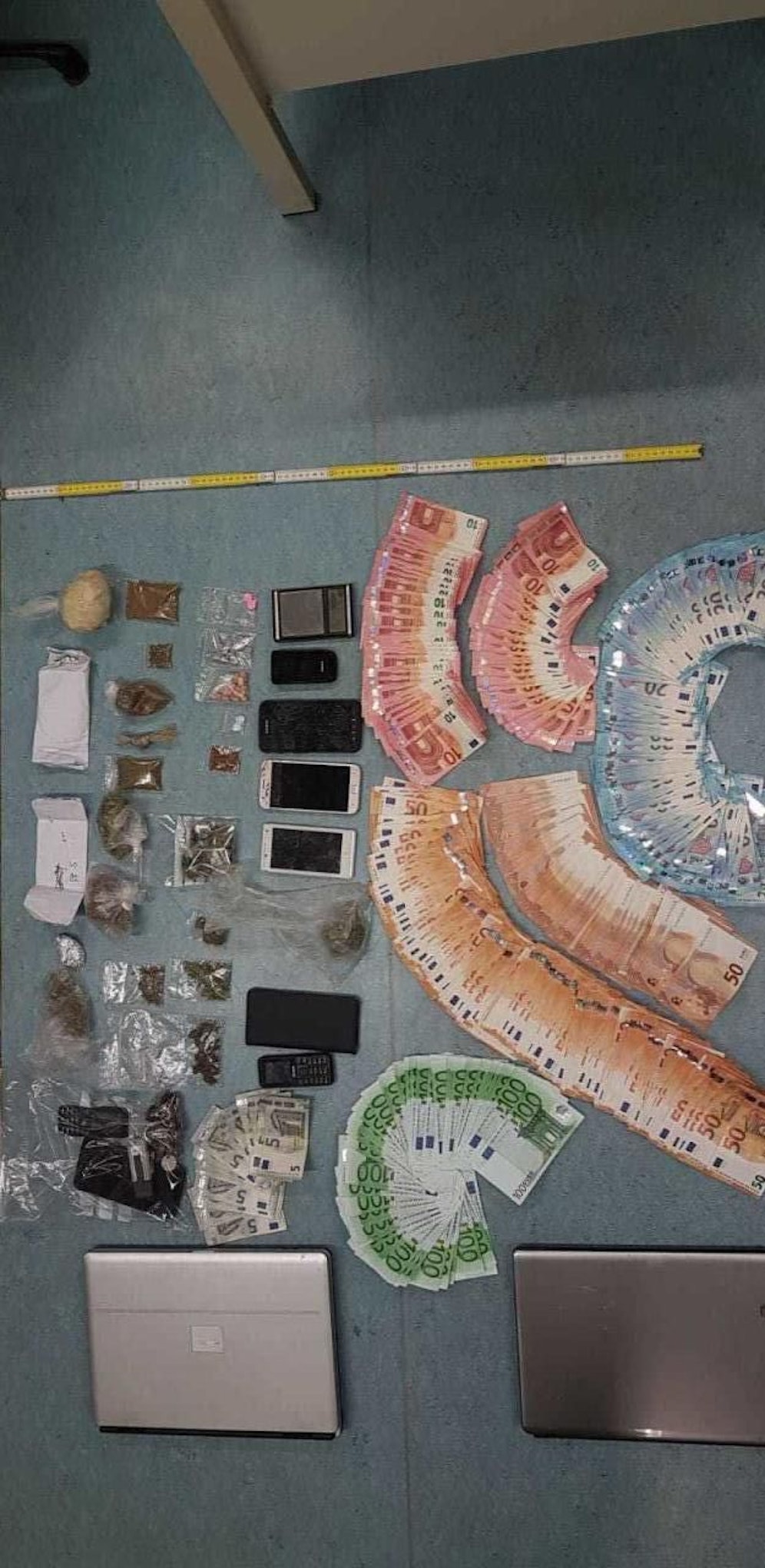 Es wurden 180 Gramm Cannabis, 55 Tabletten Ecstasy, 20.000 Euro Bargeld und weitere zu untersuchende Substanzen sichergestellt.