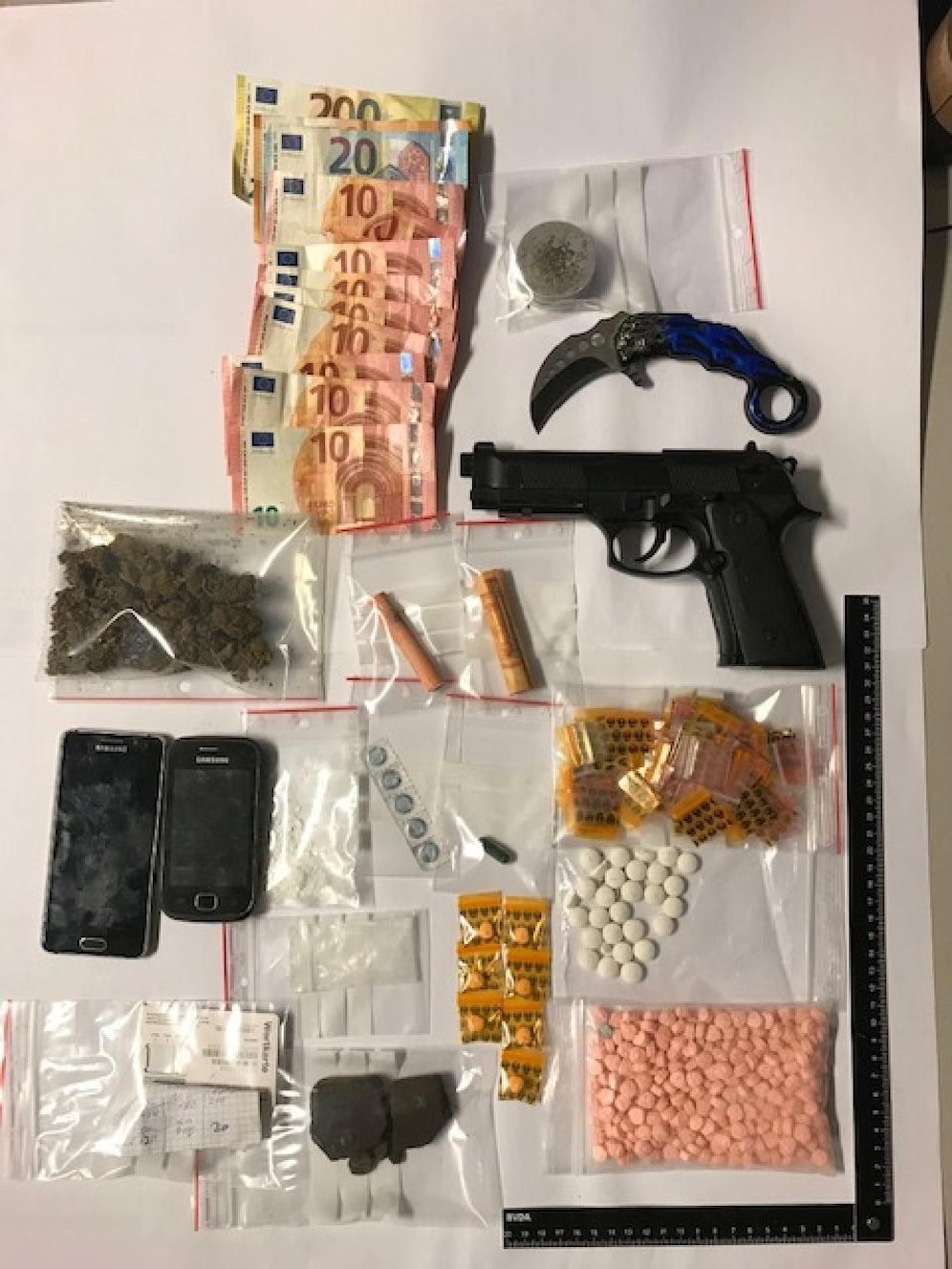 Die Ausbeute der Hausdurchsuchung bei dem 23-Jährigen.