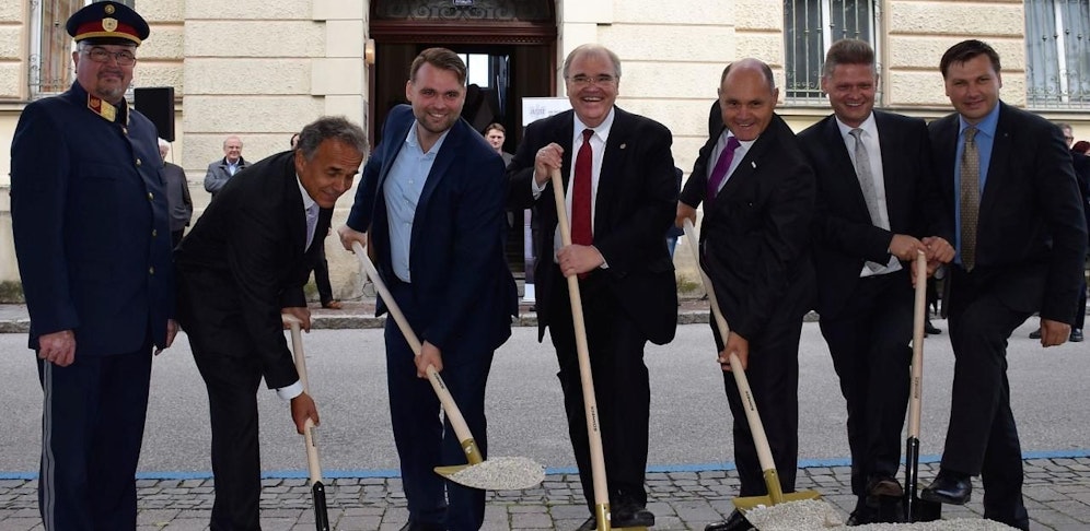 Michlmayr, Brandstetter und Sobotka (die drei in der Mitte, v.l.n.r.) beim Spatenstich. 