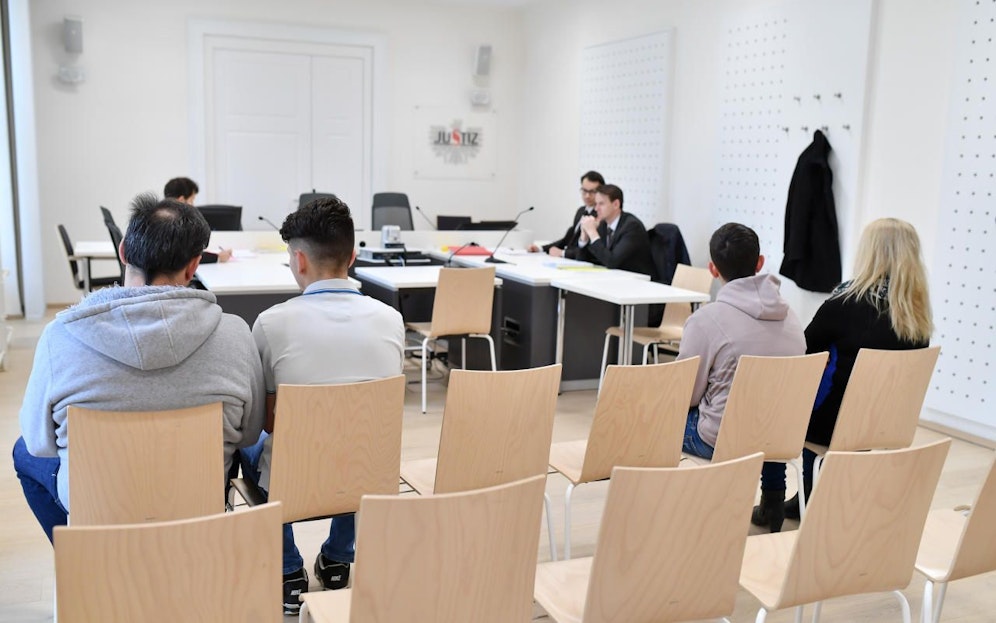 Die Angeklagten (beide 16) kamen mit Mama und Papa ins Gericht.