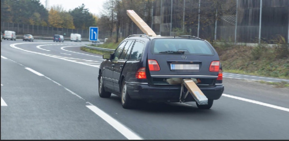  Dieser Autolenker hatte eine kreative Lösung für sein Transportproblem.