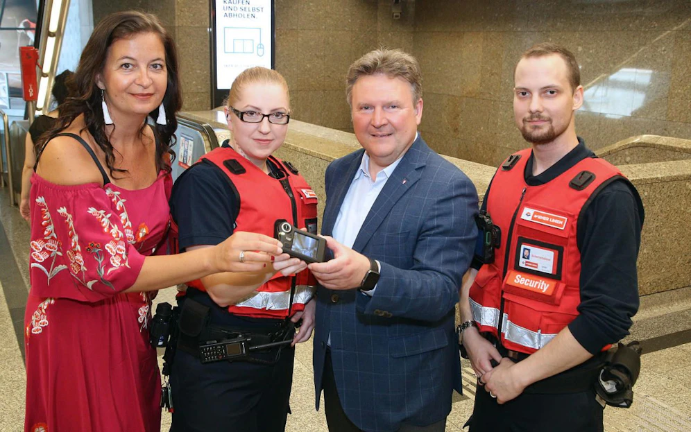 Die Wiener Öffis sollen die sichersten Orte der Stadt bleiben, befinden Neo-Bürgermeister Michael Ludwig und Öffi-Stadträtin Ulli Sima (beide SPÖ). Die Ausstattung der Wiener Linien-Security mit Bodycams soll dabei helfen. (v.l.n.r. Stadträtin Ullia Sima, Wiener Linien-Mitarbeiterin, Bürgermeister Michael Ludwig, Wiener Linien-Mitarbeiter). (c) PID/Martin Votava
