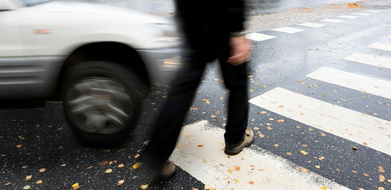 Heute.at - Lenkerin rammt Fußgänger und begeht Fahrerflucht
