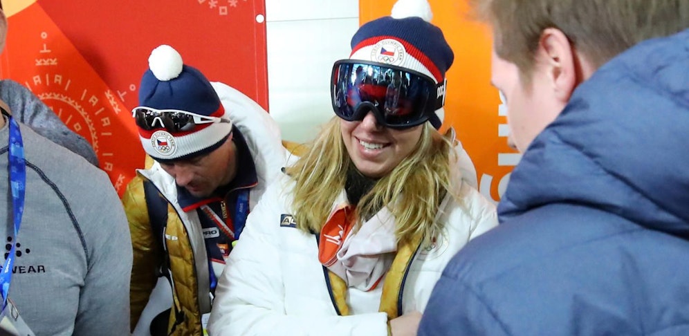 Ester Ledecka tauchte mit Skibrille vor der versammelten Presse auf.