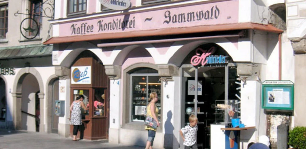 Vor der Bäckerei hat Johann Hohlrieder Raucher-Tische aufgestellt, die dürfen jetzt doch bleiben.