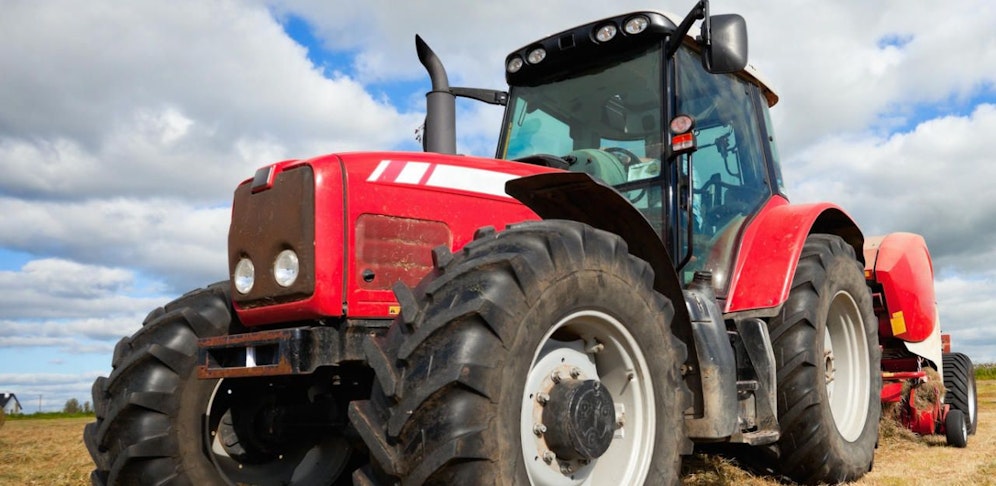 Der Traktor überschlug sich. Der Lenker wurde unter der Zugmaschine eingeklemmt (Symbolbild).