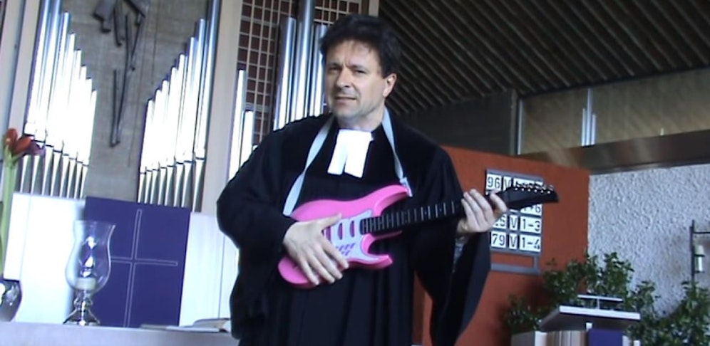 Pfarrer versucht sich als YouTube-Star