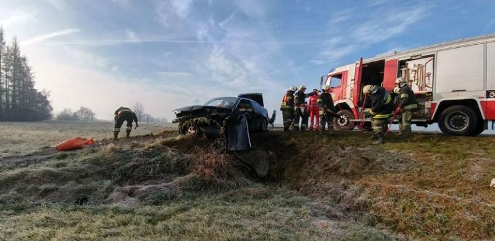 Eingeklemmt: Lenker (26) bei Unfall schwer verletzt