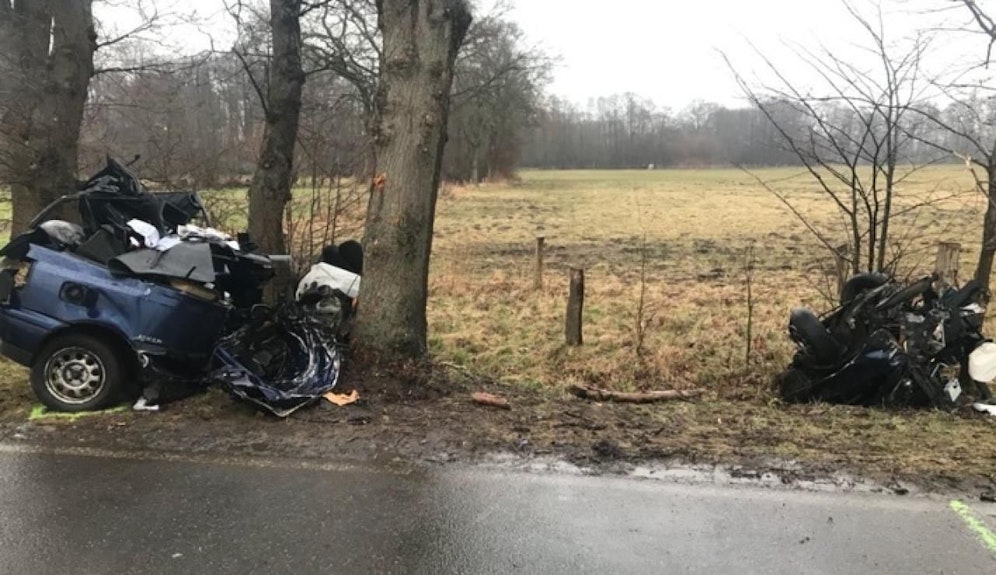 Der VW-Golf wurde bei der Kollision mit dem Baum in zwei Stücke gerissen
