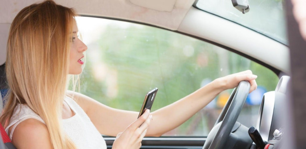 Immer mehr Handy-Sünder am Steuer, weil sie sich selbst filmen und live streamen.
