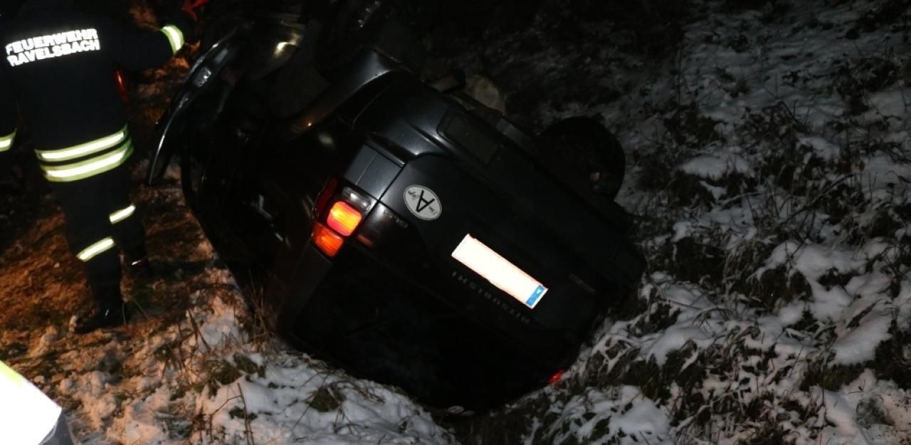 Heute.at - Pkw stürzt 15 Meter in Graben, landet am Dach