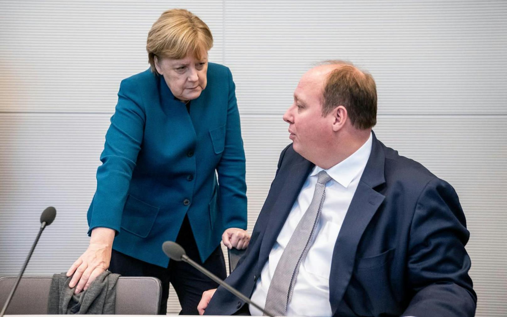Die deutsche Bundeskanzlerin Angela Merkel im Gespräch mit Kanzleramtsminister Helge Braun (beide CDU). (Archivbild)