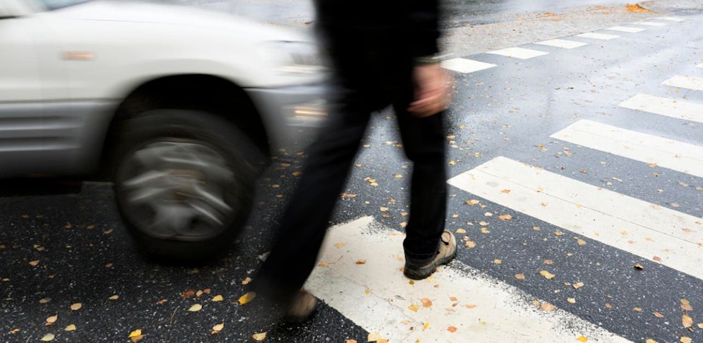 Der Autofahrer erfasste den Fußgänger und fuhr einfach weiter