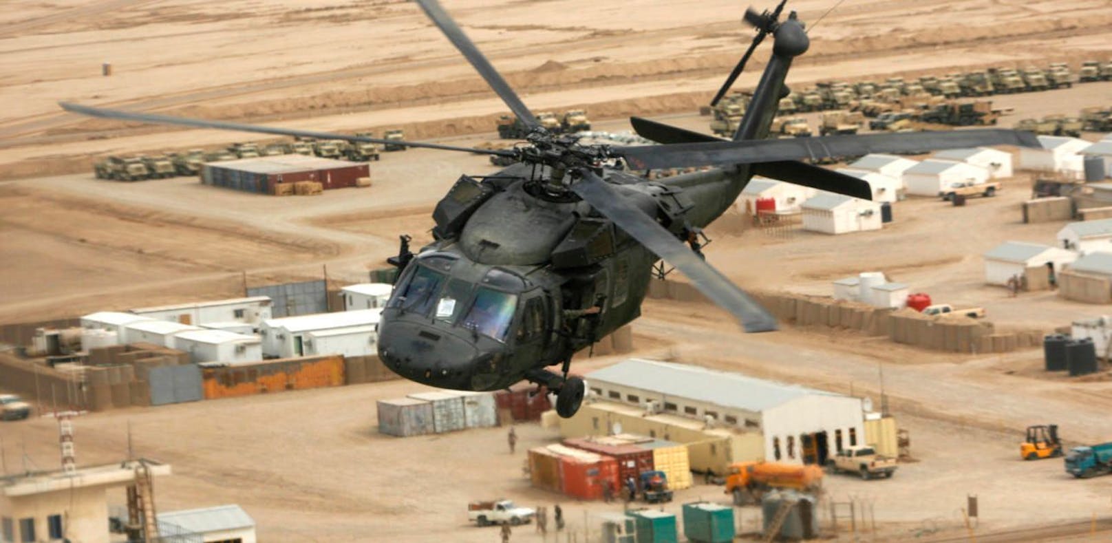 Ein US-Helikopter über der NATO-Basis Besmaja, nahe der irakischen Hauptstadt Bagdad.