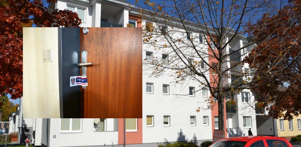 Hier in der Triesterstraße passierte die Bluttat; versiegelte Tür der Wohnung des Mordopfers.