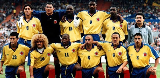 Das kolumbianische Nationalteam 1998. Faustino Asprilla ist in der unteren Reihe der dritte Spieler von links. Er trägt die Nummer elf.