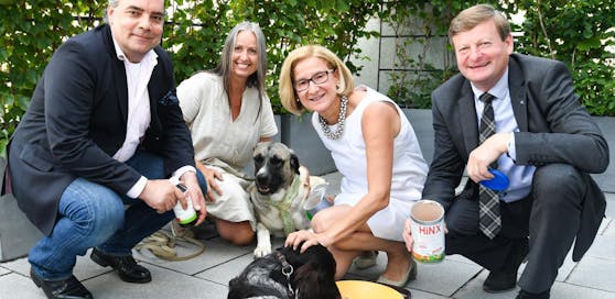 HiNX-Eigentümer Nikitsch, NÖ Tierschutzverband-Präsidentin Specht, Landeshauptfrau Mikl-Leitner, Landesrat Waldhäusl mit den beiden Hunden Flora und Alwin.