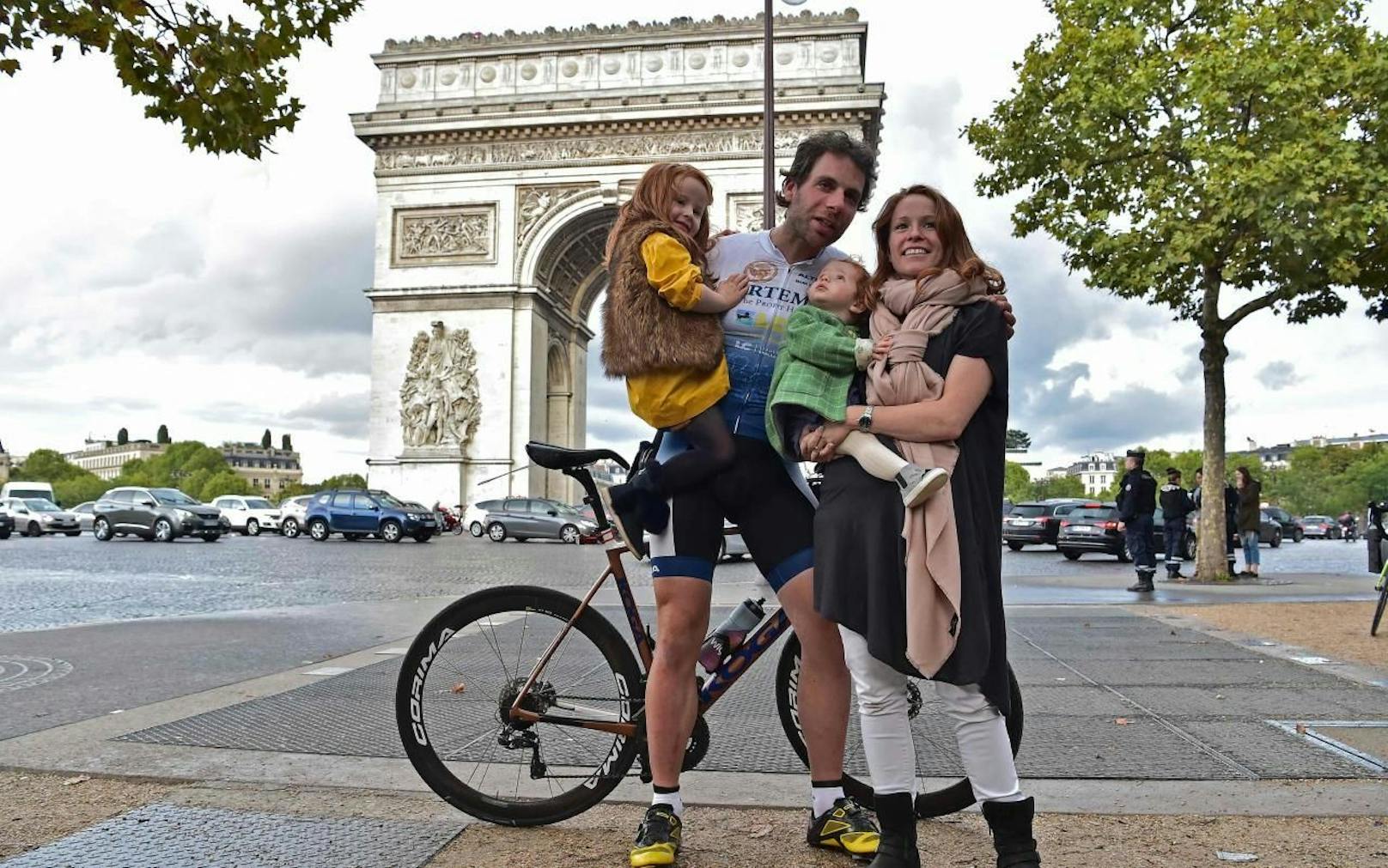 Mark Beaumont ist zurück in Paris und nimmt seine Familie in den Arm.