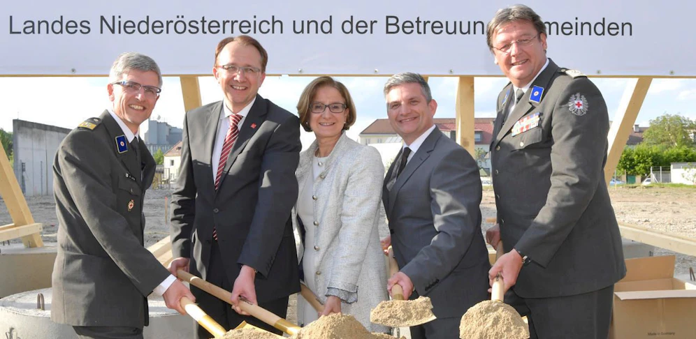 Bezirksstellenleiter Schlögl, Bürgermeister Stadler, Landeshauptfrau Mikl-Leitner, Landesrat Androsch und RK-Präsident Schmoll (v.l.n.r.) beim Spatenstich.