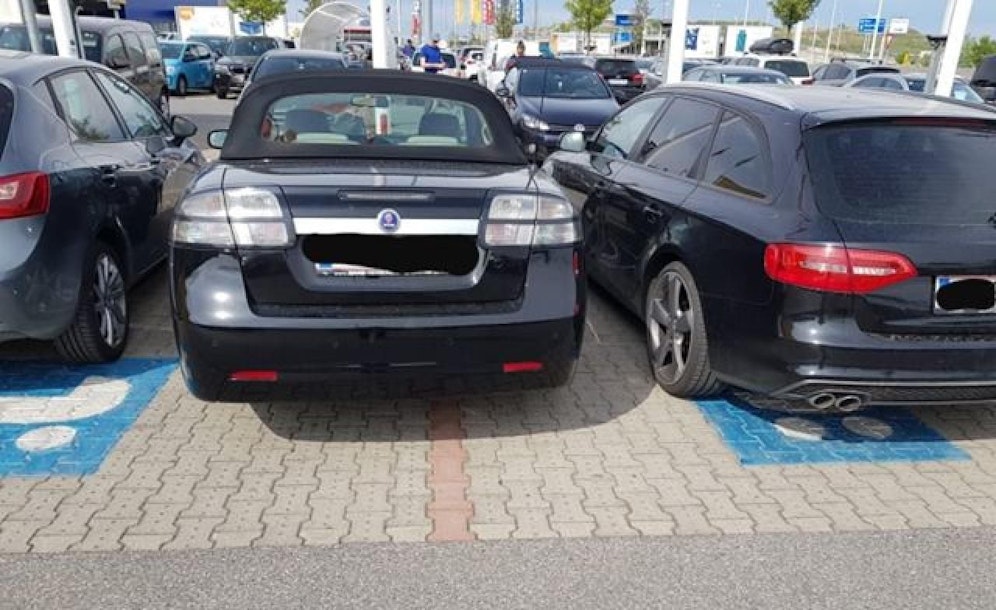 Der Lenker hatte es besonders eilig und parkte einfach zwischen zwei Autos auf dem Familienparkplatz.