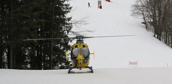 Der Bursch wurde mit dem Helikopter ins Spital geflogen. (Symbolbild)