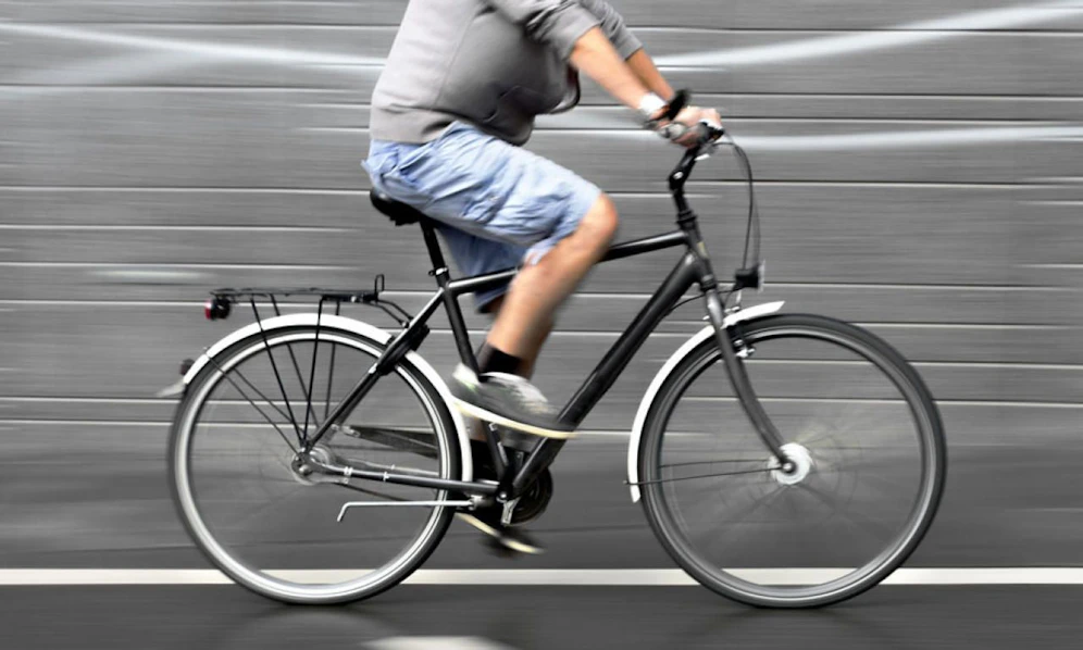 Radfahrer rammte Fußgängerin