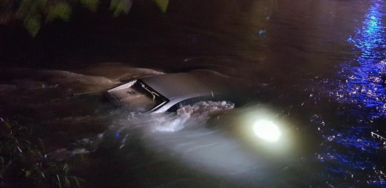 Heute.at - BMW versenkt: Fahrer konnte sich selbst retten