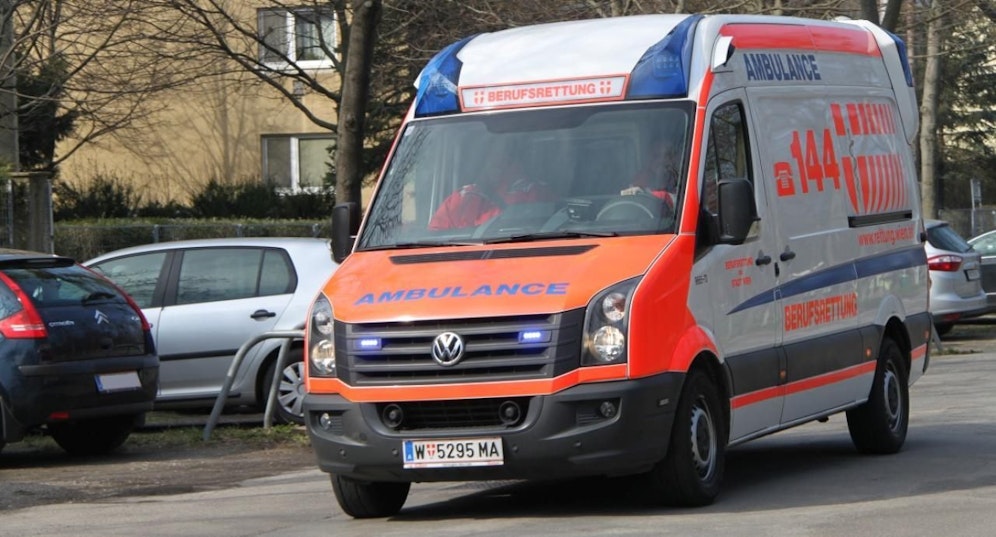 Der Pensionist wurde von der Berufsrettung Wien in ein Krankenhaus gebracht.