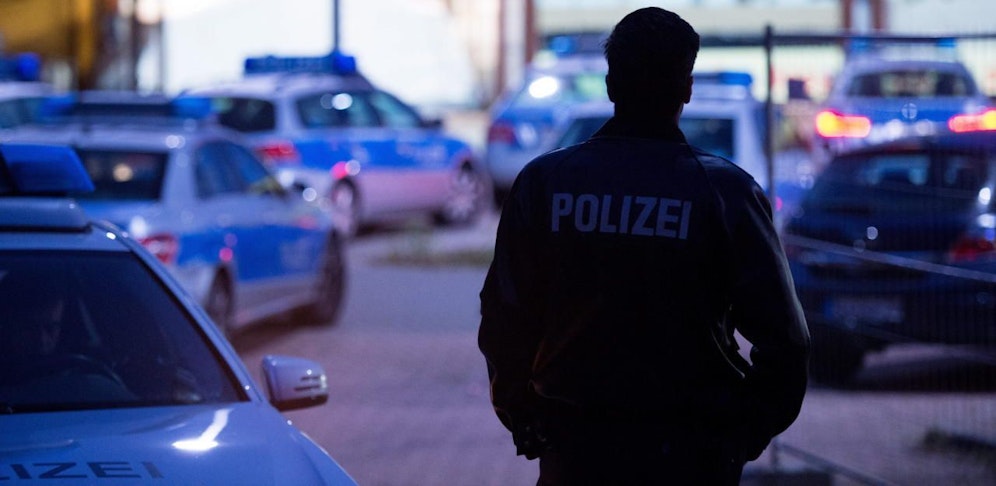 (Symbolbild) Die Polizei sucht nach dem Vater der Zweijährigen.