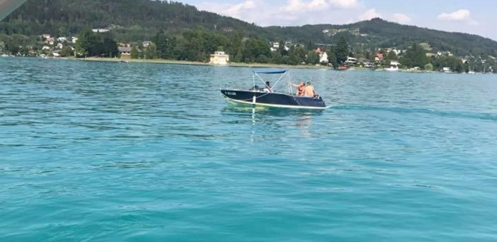 Eine Ärztin, die zufällig auf einem nahe gelegenen Boot war, kam ebenfalls zu Hilfe.