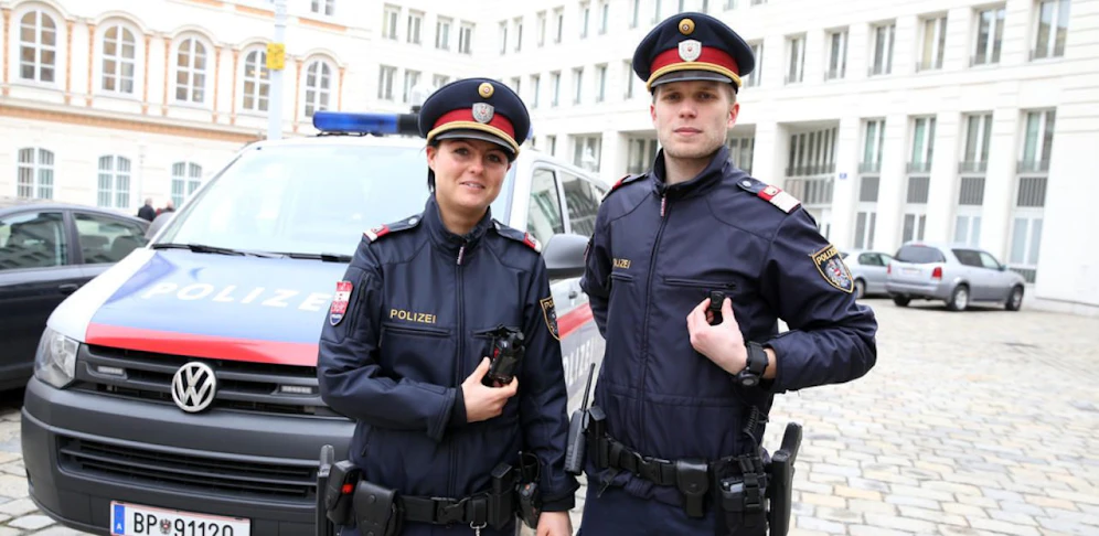 Die Bodycams: Links das etwas größere Modell mit Bildschirm, rechts die Knopfkamera.