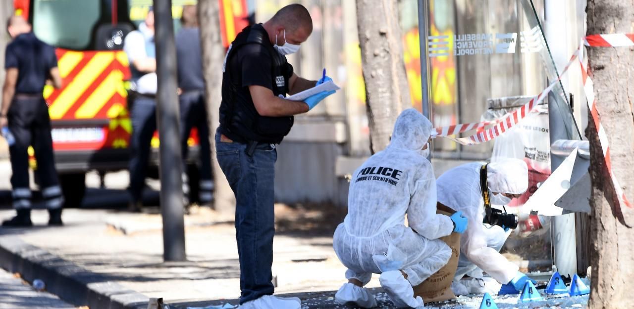 Heute.at - Auto raste in zwei Bushaltestellen - Frau tot
