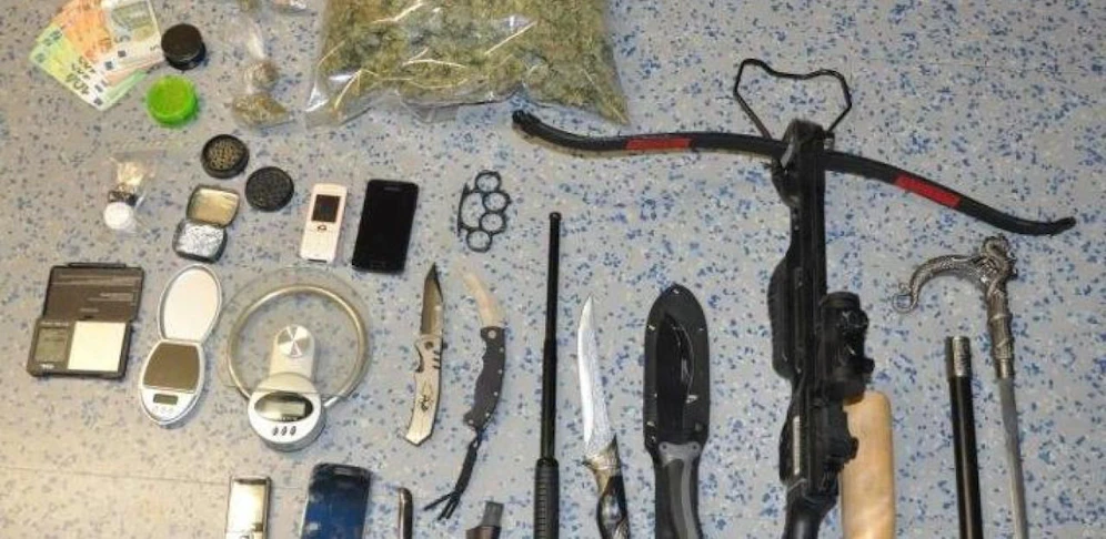 Die Beamten stellten Drogen, Waffen und Bargeld sicher. 