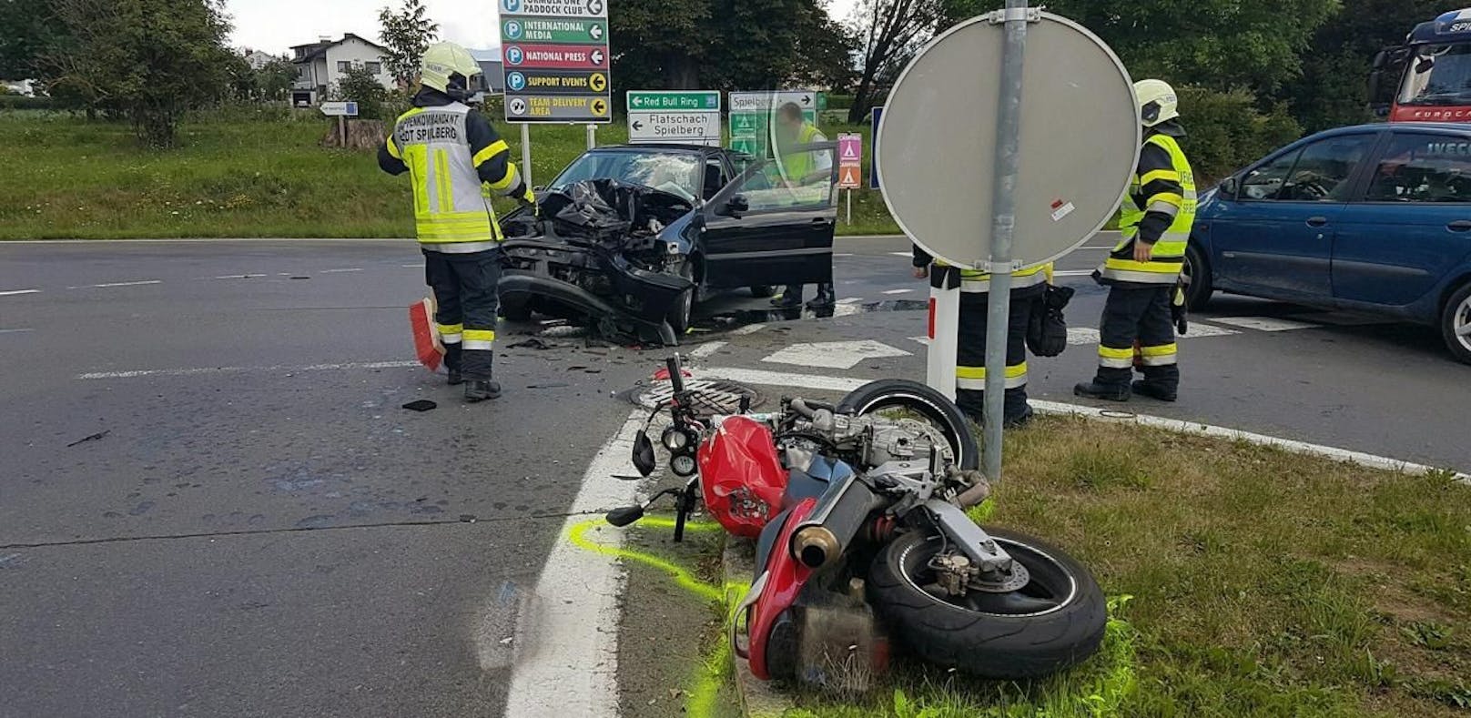 Auto rammt Motorrad, Biker stirbt in Wiese
