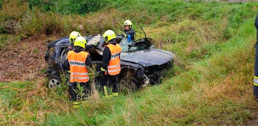 Die Feuerwehr barg den Unfallwagen.