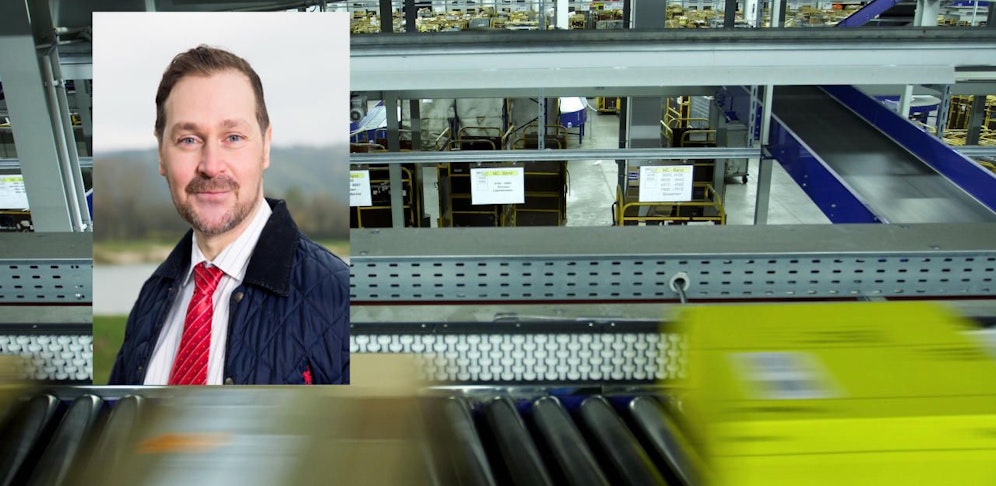 Die Aktivisten aus Langenzersdorf wollen das Postverteilzentrum in Inzersdorf lahm legen; Christoph Baumgärtel von der SPÖ in Langenzersdorf (li.) The packet logistic center of the Austrian Post on the south end of Vienna. About 80.000 packages and 5.000 EMS express deliveries go through this center every day. Inside of this 11.500 sqaure meters building, packages are transported over conveyor belts which have a total length of about 2.5 kilometers. - 20060123_PD6723