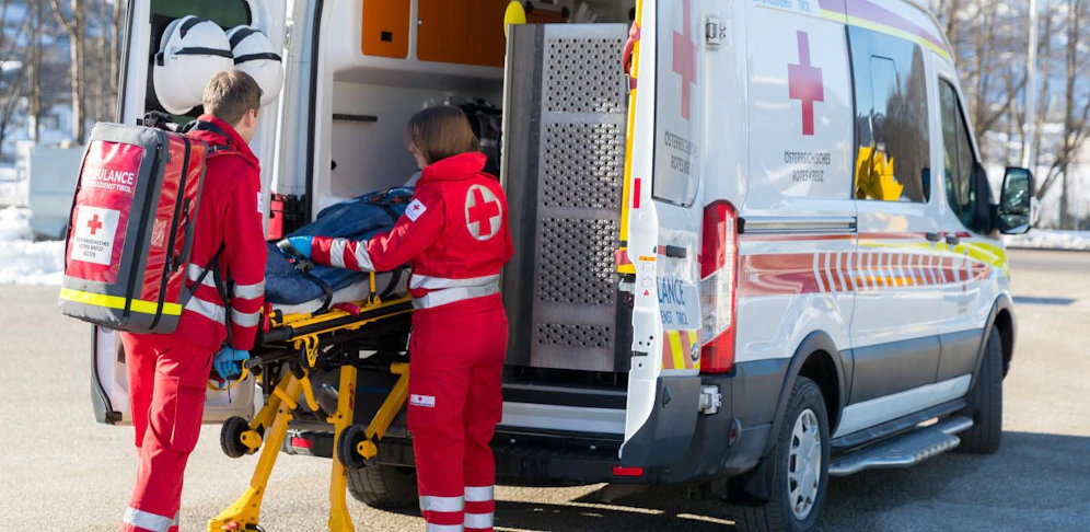 Immer mehr Patienten schwindeln die Rettungskräfte wegen Corona-Symptomen an - und gefährden so auch die Helfer. 