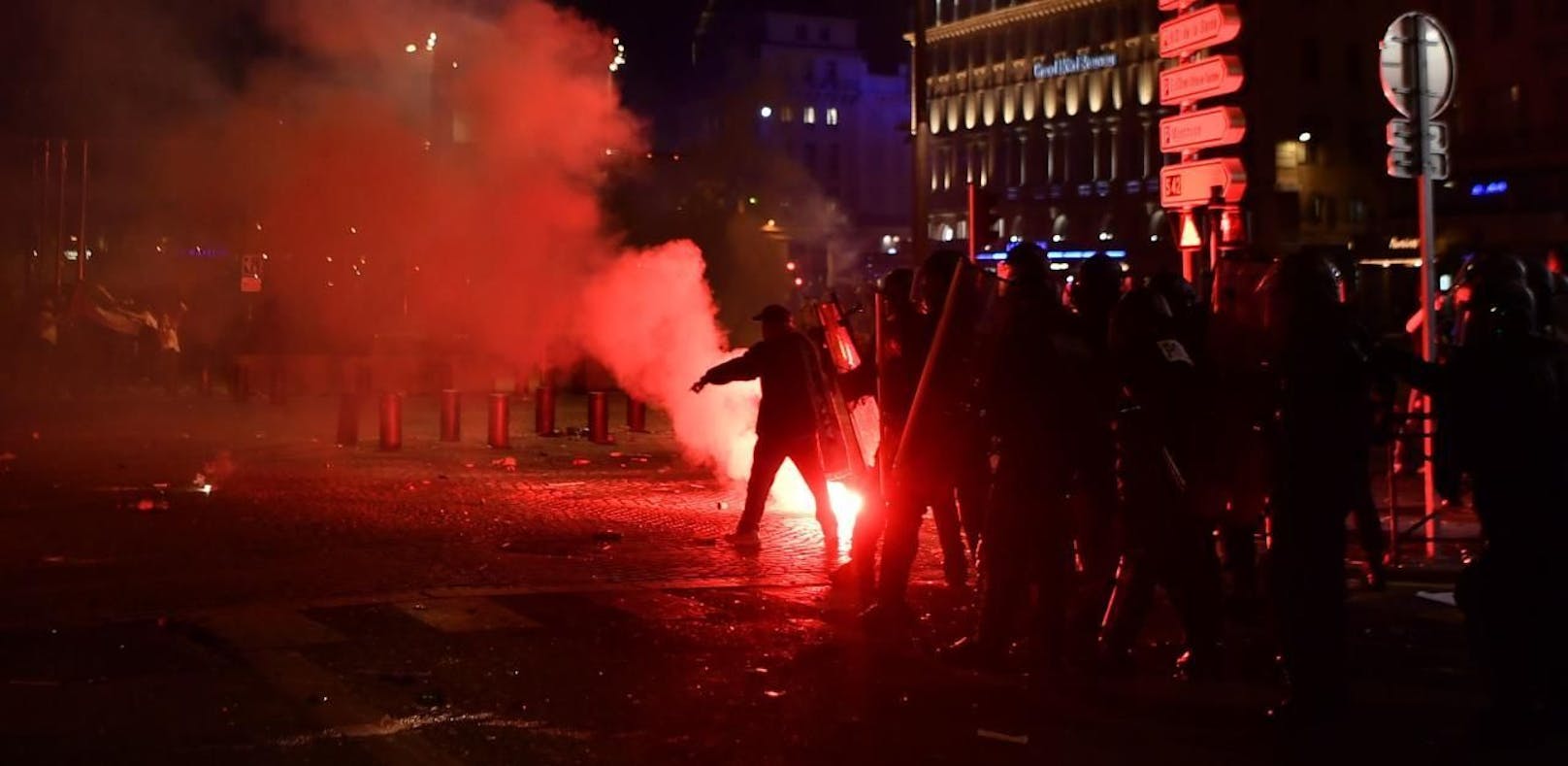 Marseille-Fans zündeln und attackieren Polizisten