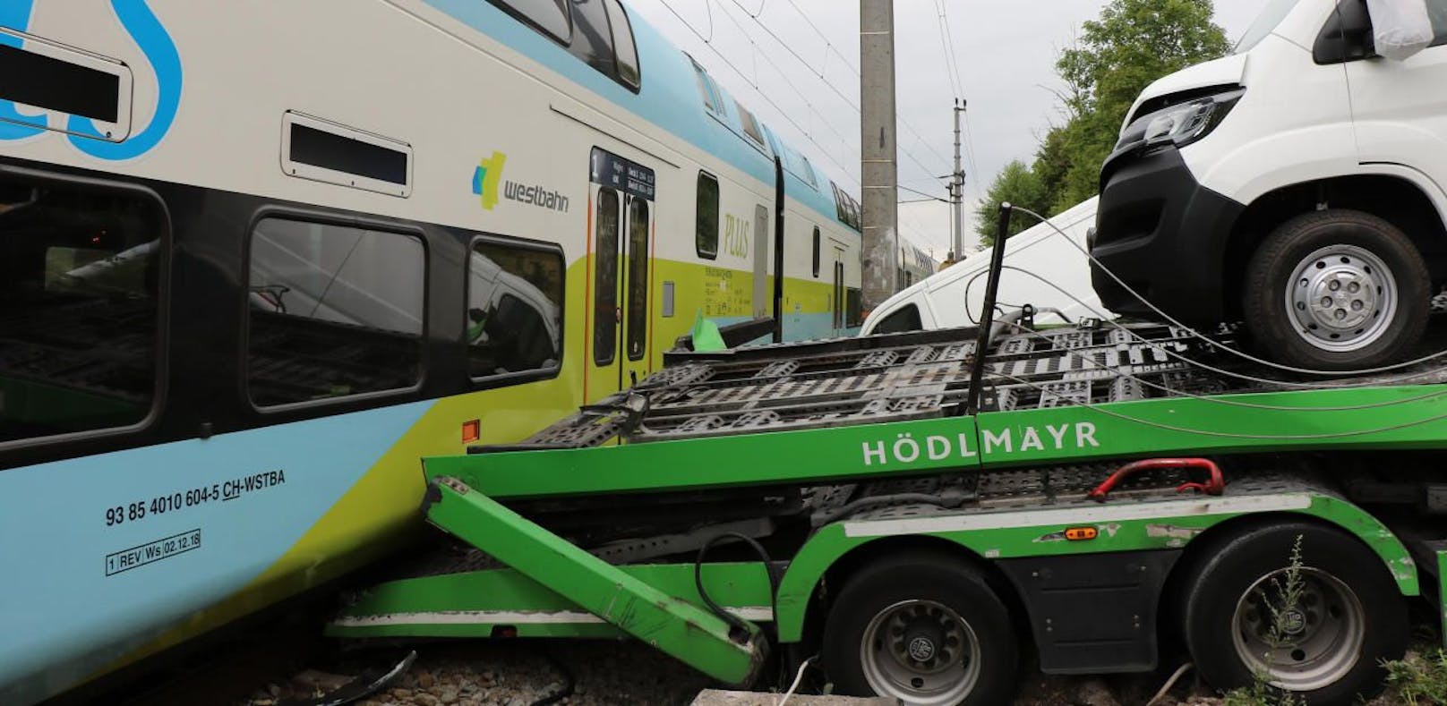 Zug kracht gegen Laster, Westbahn-Lok entgleist